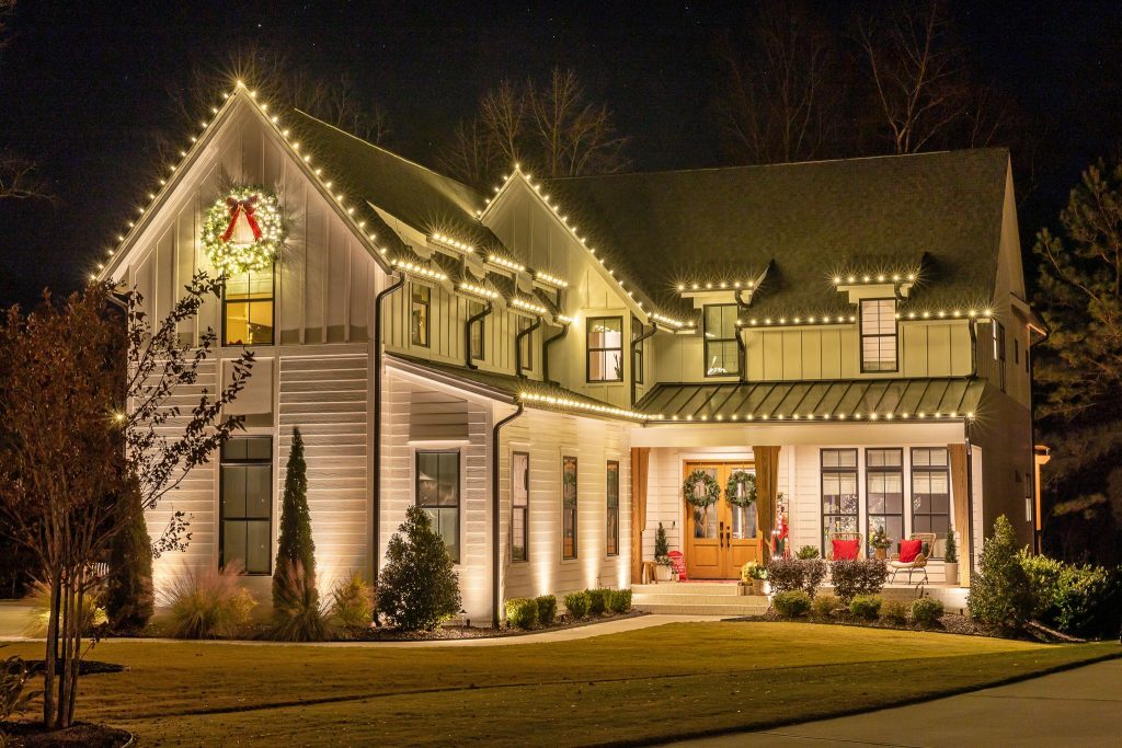 jpeg-optimizer_C-9 Roof Line and Wreath in Window Peak Full Home Glow Low Angle 1 (1)